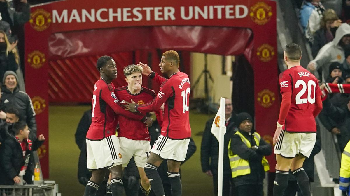 Hasil Liga Inggris: Manchester United Comeback Gemilang di Old Trafford, Liverpool Gusur Arsenal dari Puncak