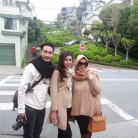 Tidak sendiri, pada bulan madu Syahnaz dan Jeje, turut mengajak mama Amy. Seperti diketahui, Syahnaz sebagai anak bungsu dan masih manja. (Instagram/amy_r_qanita)