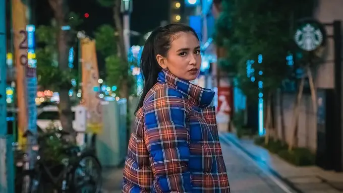 [Bintang] Tampil Edgy Saat Travelling, Ini Pilihan Fashion Item Andalan Ayushita yang Super Cool