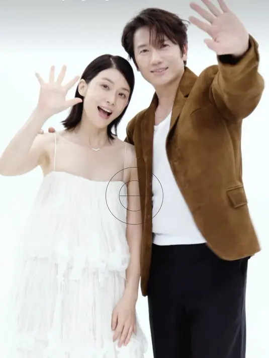 Lee Bo Young juga berbicara soal kebiasaan dalam keluarga kecilnya. “Kami melakukan segalanya bersama. Kami semua masih tidur di tempat tidur king size bersama. Anak pertama kami, anak kedua, dan saya sendiri berbaring secara normal, dan Ji Sung tidur secara horizontal.” (Foto: Instagram/ lee.b0.young)