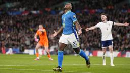 Striker Palmeiras berusia 17 tahun, Endrick diturunkan Timnas Brasil sebagai pemain pengganti dalam dua laga uji coba pada jeda Internasional Maret 2024 menghadapi Inggris dan Spanyol. Saat menghadapi Inggris (23/3/2024) ia menjadi pencetak gol tunggal kemenangan Timnas Spanyol 1-0. Sementara pada laga kedua saat jumpa Spanyol (26/3/2024) ia kembali mencetak satu gol dalam laga yang berahir imbang 3-3. Hingga kini ia telah mengoleksi 4 caps bareng Timnas Brasil dengan torehan 2 gol. (AP Photo/Alastair Grant)