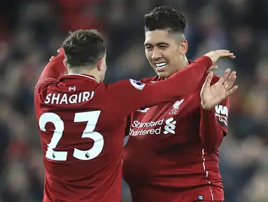 Striker Liverpool, Roberto Firmino, merayakan gol yang dicetaknya ke gawang Arsenal pada laga Premier League di Stadion Anfield, Liverpool, Sabtu (29/12). Liverpool menang 5-1 atas Arsenal. (AP/Rui Veira)