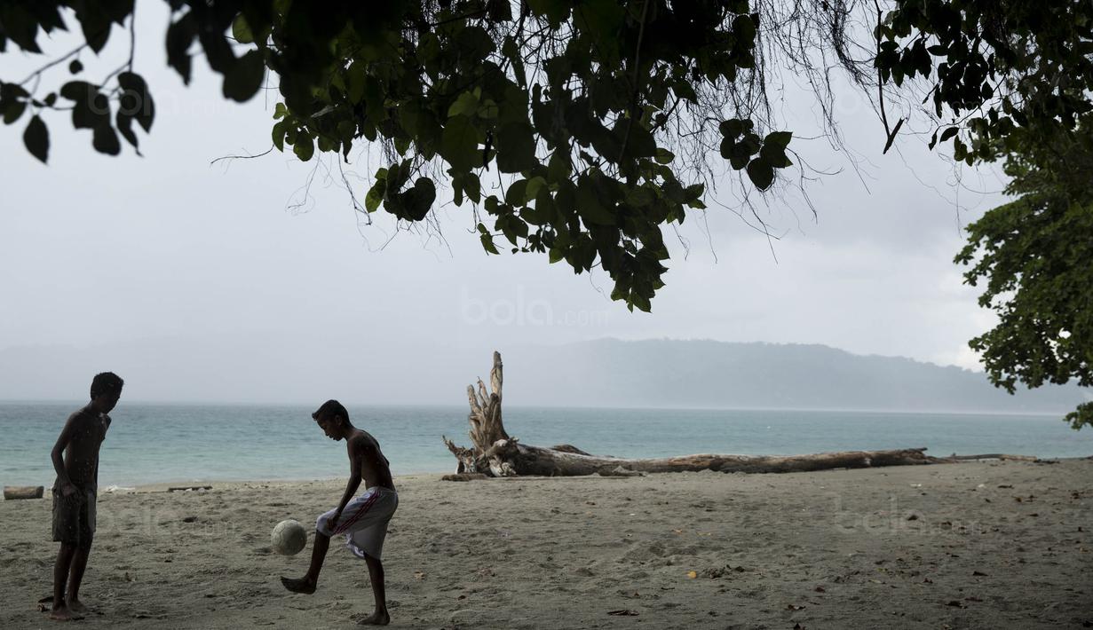Pesepak bola SSB Tulehu Putra, Saleh Al'Ayubi Pary, saat latihan di tepi Pantai Tial, Maluku, Rabu (16/11/2017). Kelak Saleh ingin melalui sepak bola bisa membuat kedua orang tuanya naik haji. (Bola.com/Vitalis Yogi Trisna)
