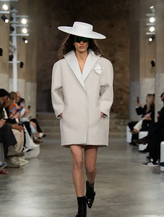 Landasan pacu dipenuhi dengan pengaruh tradisional Spanyol tahun 80-an. Seperti topi bolero bergambar, jaket matador, ruffles mirip flamenco yang menghiasi jubah, kerah terstruktur pada atasan, gaun, dan blazer terlihat menonjol, serta pinggiran dan ruffles. Proporsinya dilebih-lebihkan, dan aksesori bergaya retro, termasuk ikat kepala cakar, kembali populer. Pertunjukan Ghesquière secara konsisten mencerminkan masa depan dan evolusi Louis Vuitton. [Dok/Louis Vuitton/@yong.lixx]