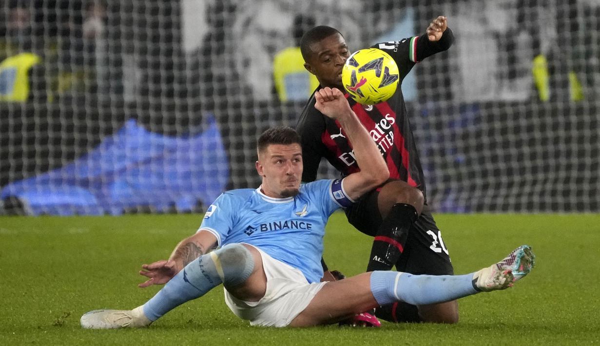 Pemain Lazio, Sergej Milinkovic-Savic, berebut bola dengan pemain AC Milan, Pierre Kalulu, pada laga Liga Italia di Stadion Olimpico, Roma,(24/1/2023). (AP Photo/Gregorio Borgia)