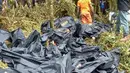 Sejumlah kantong jenazah berisi mayat korban pesawat Trigana Air yang jatuh di Oksob, Pegunungan Bintang, Papua, Selasa (18/8/2015). Pesawat yang membawa 54 penumpang tersebut ditemukan dalam keadaan hancur dan terbakar. (Istimewa)
