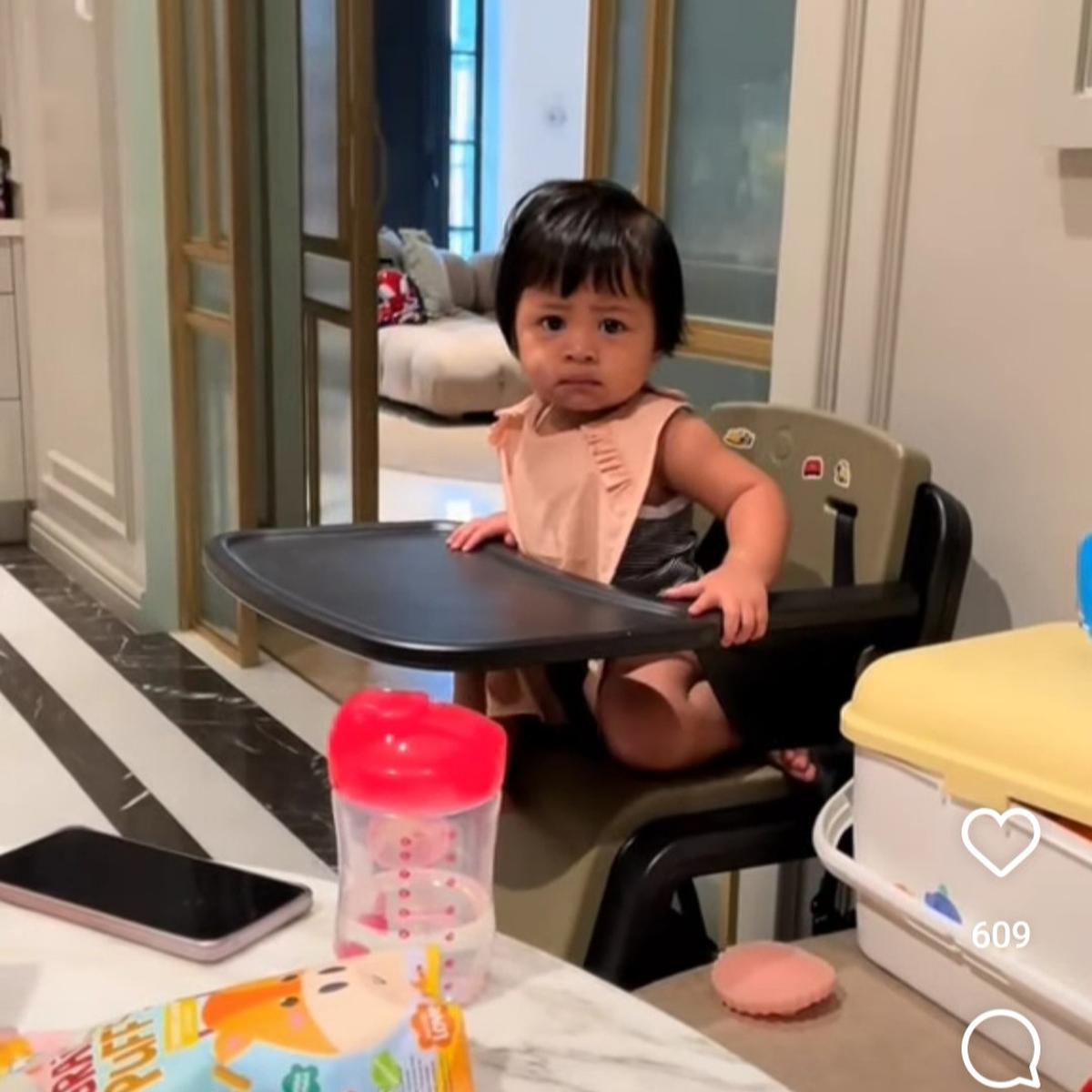 Ketika 'Jenderal' Rini Sudah Beri Instruksi, Baby Lily Auto Sigap Ikuti Perintah Duduk dengan Benar