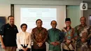 Dirut Indosiar yang juga Direktur SCM, Imam Sudjarwo (ketiga kiri), Dirjen Bimas Islam Kemenag  Muhammadiyah Amin (ketiga kanan) foto bersama usai Penandatanganan MOU Program Festival Ramadan 2020 di Gedung SCTV, Jakarta, Rabu (11/3/2020). (Liputan6.com/Johan Tallo)