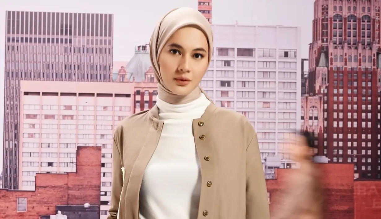 <p>Layering outfit jadi andalan Paula dalam berpenampilan sehari-hari. Seperti potret ini, ia tampil kece memadukan turtleneck top putih, cropped jacket coklat, dan long pants krem. [@paula_verhoeven].</p>