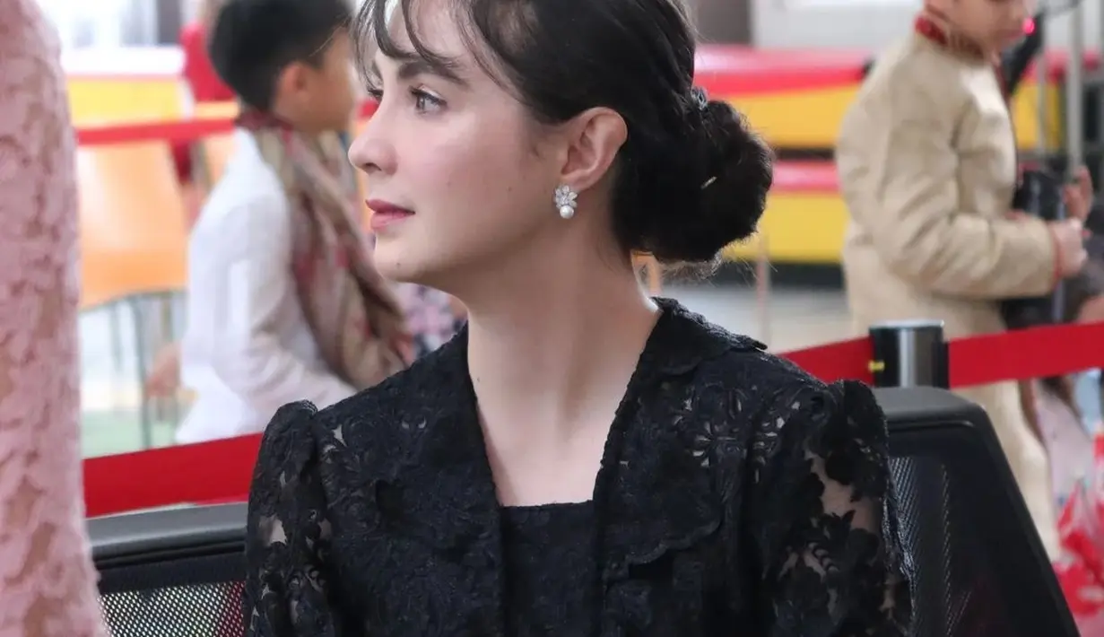 Paras bule dengan kulit putih sehat membuat penampilan sederhana Arumi Bachsin di sini tampak menawan. [Foto: Instagram/arumibachsin_94]