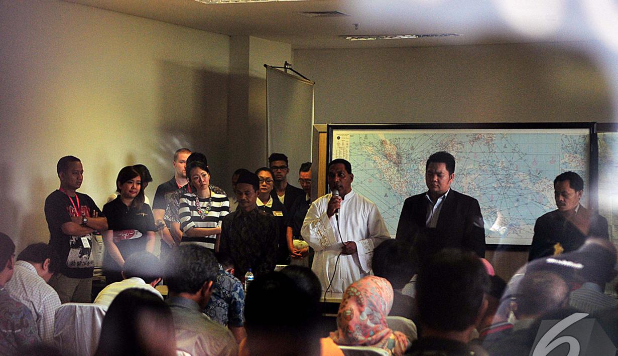 Sejumlah pemuka agama memimpin doa bersama keluarga penumpang AirAsia QZ8501 di Bandara Juanda, Surabaya, Senin (29/12/2014).(Liputan6.com/Johan Tallo)