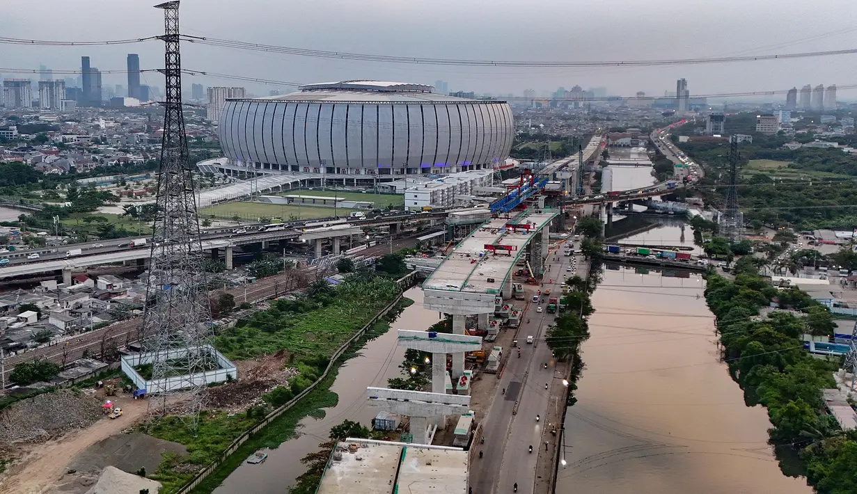 Foto udara pembangunan jalan tol Harbour Road II yang menghubungkan Ancol Timur dan Pluit di kawasan Tanjung Priok, Jakarta Utara, Rabu (24/9/2025). (merdeka.com/Arie Basuki)