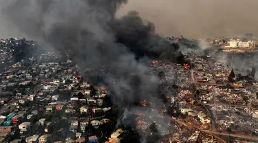 Foto udara kebakaran hutan yang melanda perbukitan kota Vina del Mar di sektor Las Pataguas, Chili, diambil pada tanggal 3 Februari 2024. (Javier TORRES/AFP)
