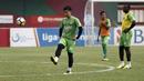 Pemain Bhayangkara FC, Lee Yoo-joon, mengontrol bola saat latihan di Stadion PTIK, Jakarta, Minggu (2/12). Latihan ini persiapan jelang laga Liga 1 melawan PSM Makassar. (Bola.com/Yoppy Renato)