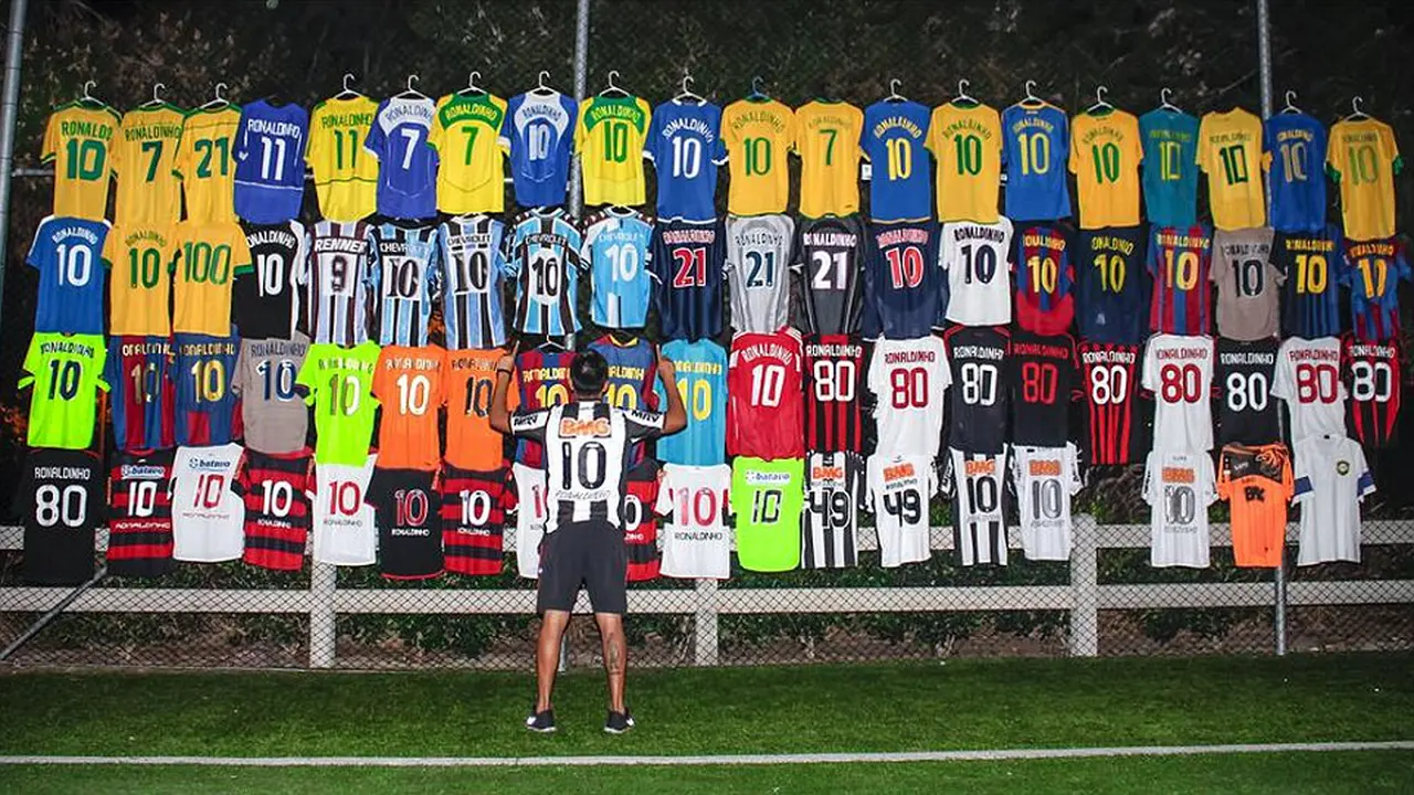 Koleksi Fans Ini Buat Ronaldinho Terharu