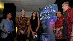 Aktris Adinia Wirasti (tengah) berbincang dengan Sekjen PMI Ritola Tasmaya (kanan) bersama Kepala Pusdatin dan Humas BNPB Sutopo Purwo Nugroho saat penayangan perdana film Nyanyian Musim Hujan di Jakarta, (29/1/2015). (Liputan6.com/Faisal R Syam)