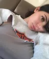 Kylie Jenner lagi-lagi bikin penasaran karena menutupi perutnya saat tampil di iklan Calvin Klein. (instagram/kyliejenner)