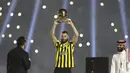Karim Benzema memamerkan trofi Ballon d'Or kepada para suporter Al Ittihad dalam acara perkenalannya di Jeddah. (AP Photo)