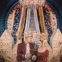 Nikita Willy melangsungkan pernikahan dengan menggunakan adat Minang saat resepsi. Ia menikah dengan pengusaha muda, INdra Priawan pada 16 Oktober 2020 lalu. (Instagram/@nikitawillyofficial94)