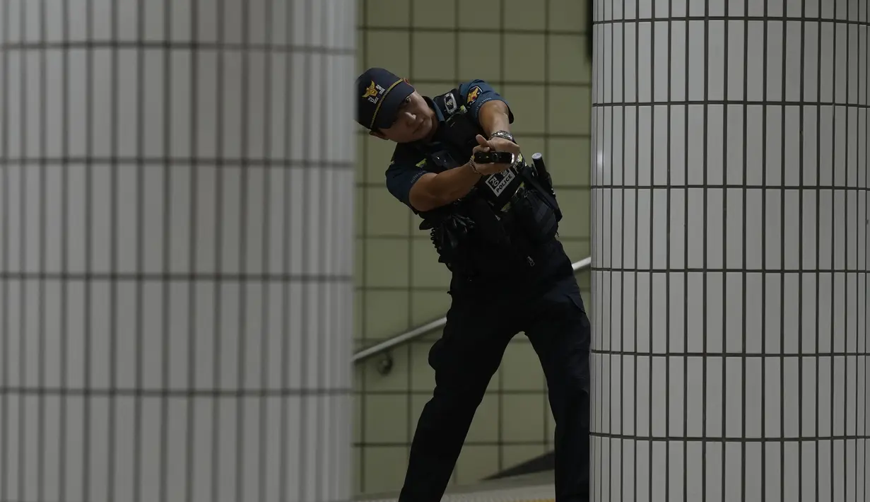Seorang petugas polisi Korea Selatan mengikuti latihan anti-teror sebagai bagian dari latihan militer Ulchi Freedom Shield antara AS dan Korea Selatan di stasiun kereta bawah tanah di Seoul, Korea Selatan, Selasa, 22 Agustus 2023. (AP Photo/Lee Jin-man)