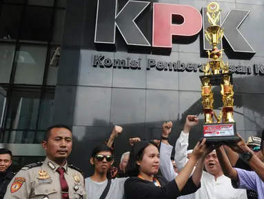 Sejumlah tokoh masyarakat Kabupaten Cianjur memberikan piala kepada KPK di Jakarta, Selasa (18/12). Piala itu diberikan sebagai apresiasi atas operasi tangkap tangan (OTT) Bupati Cianjur Irvan Rivano Muchtar oleh KPK. (Merdeka.com/Dwi Narwoko)