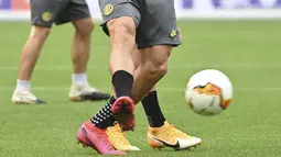 Pemain Inter Milan Danilo D'Ambrosio (kiri) dan Sebastiano Esposito saat sesi latihan di Cologne, Jerman, Kamis (20/8/2020). Inter Milan akan menghadapi Sevilla di final Liga Europa. (AP Photo/Ina Fassbender, Pool)