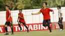 Pemain Universitas Negeri Malang (UM) melakukan selebrasi usai cetak gol ke gawang Politeknik Negeri Malang (Polinema) pada Torabika Campus Cup 2017 di Stadion UM, Malang, Rabu, (01/11/2017). UM menang 2-0 atas Polinema. (Bola.com/M Iqbal Ichsan)