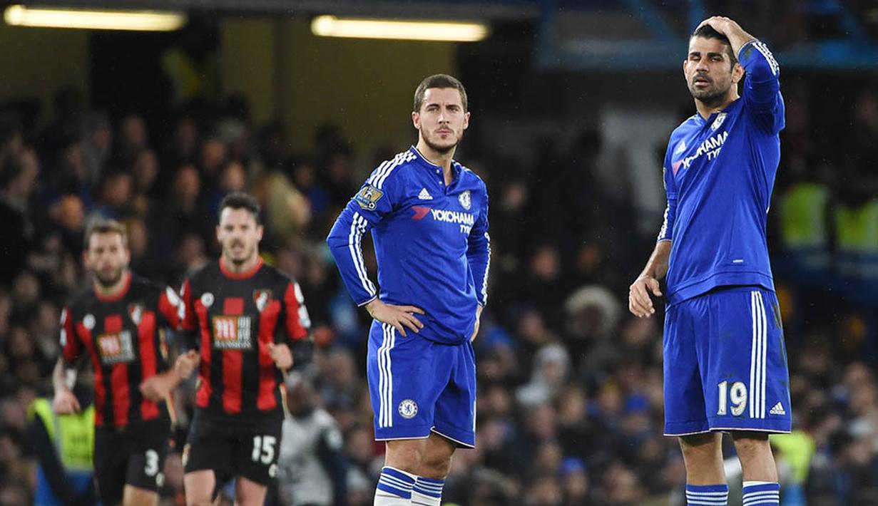 Ekspresi murung dari pemain Chelsea, Eden Hazard dan Diego Costa, saat takluk 0-1 dari Bournemouth pada laga Liga Premier Inggris di Stadion Stamford Bridge, Inggris, Sabtu (5/12/2015). (EPA/Facundo Arrizabalaga)