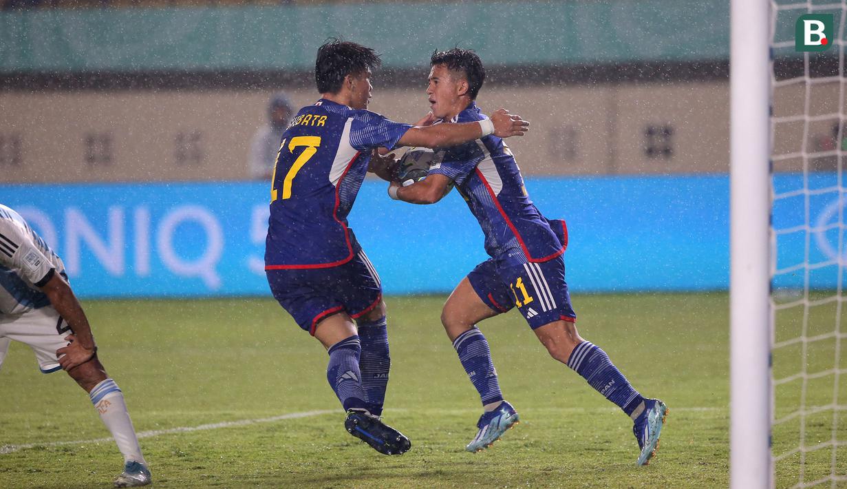 Rento Takaoka (kanan) total mencetak 4 gol bagi Timnas Jepang U-17 dari tiga laga di Grup D. Ia selalu mencetak gol dalam ketiga laga tersebut. Satu gol dicetaknya saat menang 1-0 atas Polandia pada matchday pertama, satu gol dicetak saat kalah 1-3 dari Argentina dan dua gol dicetaknya saat menang 2-0 atas Senegal pada laga pamungkas Grup D. (Bola.com/Ikhwan Yanuar)