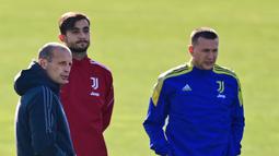 (Dari kiri) Pelatih Juventus Massimiliano Allegri, Kiper Mattia Perin dan penyerang Federico Bernardeschi menghadiri sesi latihan di tempat latihan Continassa di Turin, Italia (7/12/2021). Juventus akan bertanding melawan Malmo pada Grup H Liga Champions di Allianz Stadium. (AFP/Marco Bertorello)