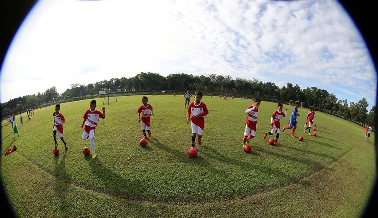 Anak-anak usia di bawah 12 tahun dari Imran Soccer Academy sedang berlatih. (Bolacom/Arief Bagus)