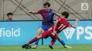 Pemain Altetico Madrid U-18 Diego Del Castillo Alonso (kanan) menghalau pemain Barcelona U-18 pada pertandingan International Youth Championship (IYC) 2021 di Jakarta International Stadium (JIS), Jakarta, Selasa (19/4/2022). Barcelona U-18 menang 1-0. (Liputan6.com/Faizal Fanani)