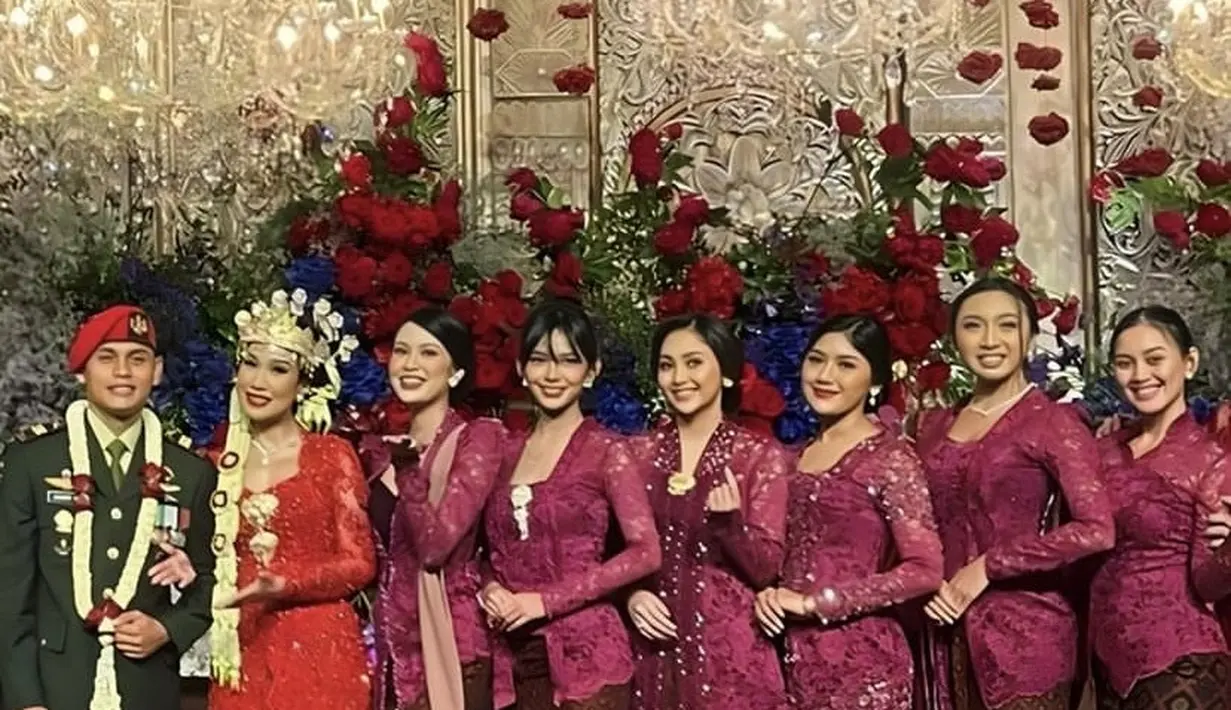 Bersama para bridesmaid yang juga pra mantan finalis Puteri Indonesia, Erina mengenakan kebaya waena magenta. [@ginasinaga]