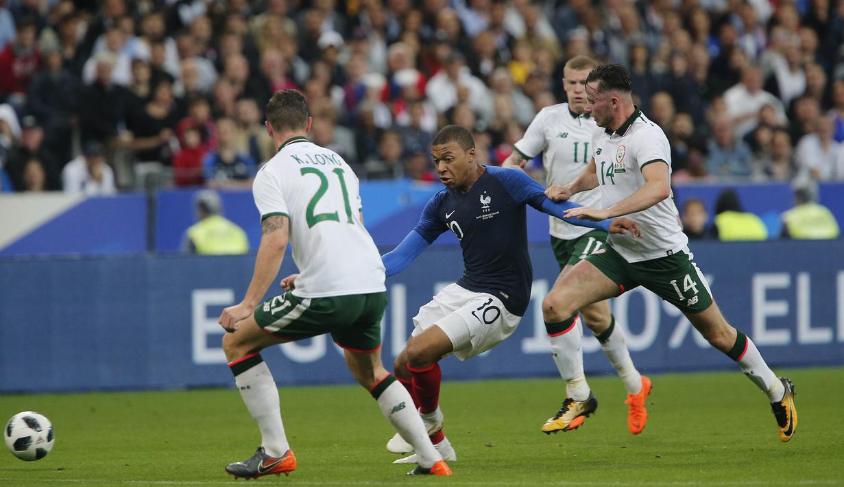 Striker Prancis, Kylian Mbappe, berusaha melewati pemain Irlandia pada laga persahabatan di Stadion Stade de France, Senin (28/5/2018). Prancis menang 2-1 atas Irlandia. (AP/Thibault Camus)