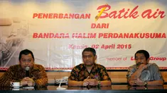 Suasana konferensi pers peresmian beroperasinya Batik Air di Bandara Halim Perdanakusuma, Jakarta, Kamis (2/4/2015). Dirut Batik Air, Capt. Achmad Lutfhfie (kiri) memberikan memberikan keterangan pers kepada wartawan (Liputan6.com/Yoppy Renato)
