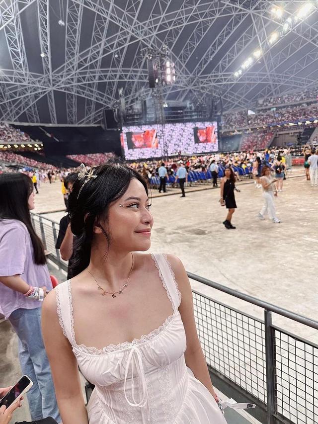 Potret Hanggini di konser Taylor Swift (Sumber: Instagram/@kuyentertainment)
