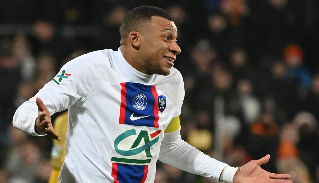 Penyerang PSG, Kylian Mbappe berselebrasi usai mencetak gol ke gawang Pays de Cassel pada pertandingan babak 32 besar Piala Prancis di stadion Bollaert-Delelis di Lens, Prancis pada 23 Januari 2023. Mbappe berarti sudah mengemas total 25 gol dalam 24 pertandingan untuk PSG di sepanjang kompetisi musim ini. (AFP/Francois Lo Presti)