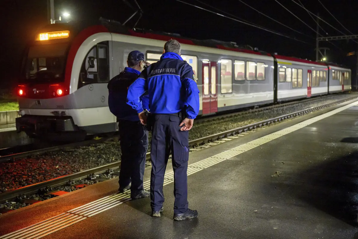 Polisi wilayah Vaud mengawasi kereta Travys tempat terjadinya insiden penyanderaan di Stasiun Essert-sous-Champvent, Swiss, 8 Februari 2024. (KEYSTONE VIA AP)