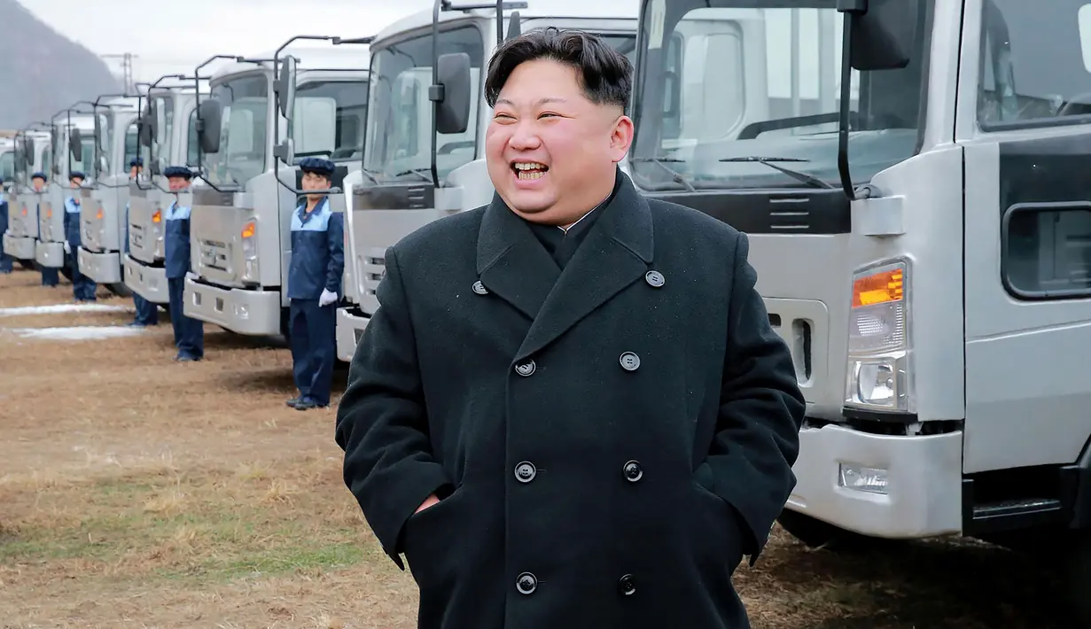 Kim Jon Un adalah pemimpin Korea Utara, beberapa kali ia melakukan ancaman perang nuklir kepada Amerika Serikat, Kim Jon Un juga telah meluncurkan uji coba misil balistik antarbenua yang cukup meresahkan Jepang dan Korea Selatan. (AFP Photo/KCNA via KNS)