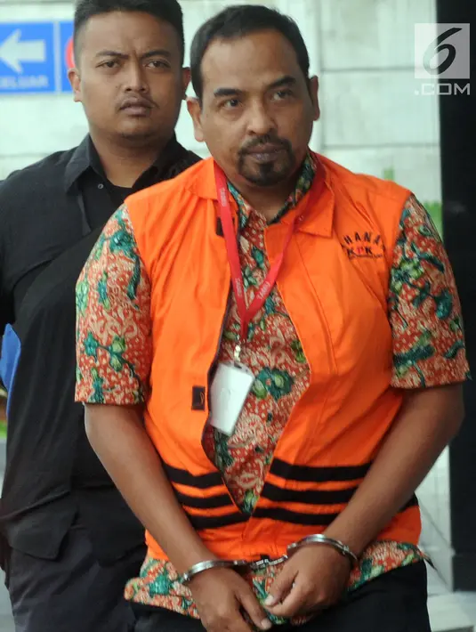 Kepala Satuan Kerja SPAM Darurat, Teuku Moch Nazar tiba untuk pemeriksaan di Gedung KPK, Selasa (8/1). Teuku Moch Nazar diperiksa dalam kasus suap proyek-proyek pembangunan Sistem Penyediaan Air Minum (SPAM) di Kementerian PUPR. (Merdeka.com/Dwi Narwoko)