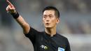 Wasit asal Korea Selatan, Ko Hyung-jin saat memimpin laga Grup A Liga Champions Asia antara Iran melawan Iraq yang berlangsung di Khalifa International Stadium, Doha, Qatar, 20 September 2020. Ko Hyung-jin ditunjuk oleh FIFA menjadi salah satu wasit dari AFC yang akan memimpin sejumlah laga di Piala Dunia U-17 2023 Indonesia. (AFP/Karim Jaafar)