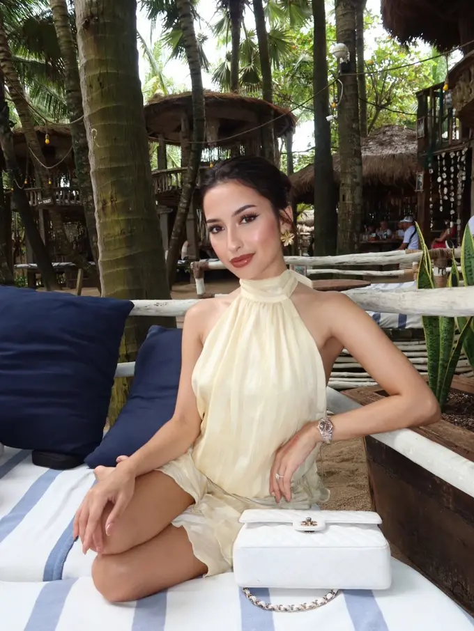 Jennifer Coppen Tampil dengan Makeup Glam ala Latina Girl saat Liburan di Bali, Pancarkan Pesona Summer Look