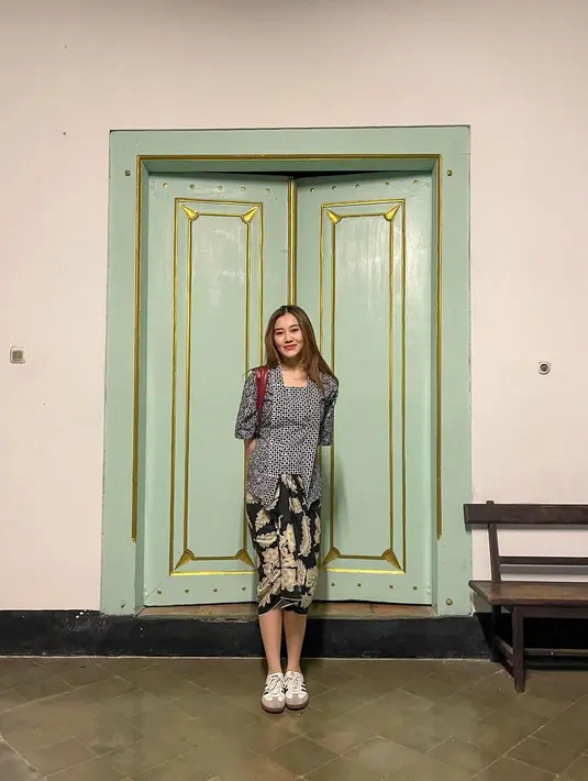 Aaliyah memilih gaya semi-formal dengan kebaya kutubaru dan kain batik sebatas lutut. Penampilannya dilengkapi sneakers untuk beri impresi kasual dan kekinian. [@aaliyah.massaid].