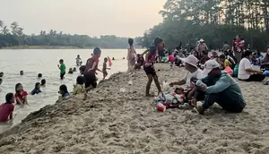 Kemarau Ubah Sungai Way Kanan Jadi 'Pantai' Dadakan