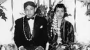 Presiden ke-3 RI BJ Habibie foto bersama istri Hasri Ainun Besari saat pernikahan. BJ Habibie melepas masa lajangnya di usia 26 tahun pada tanggal 12 Mei 1962. (Liputan6.com/The Habibie Center)