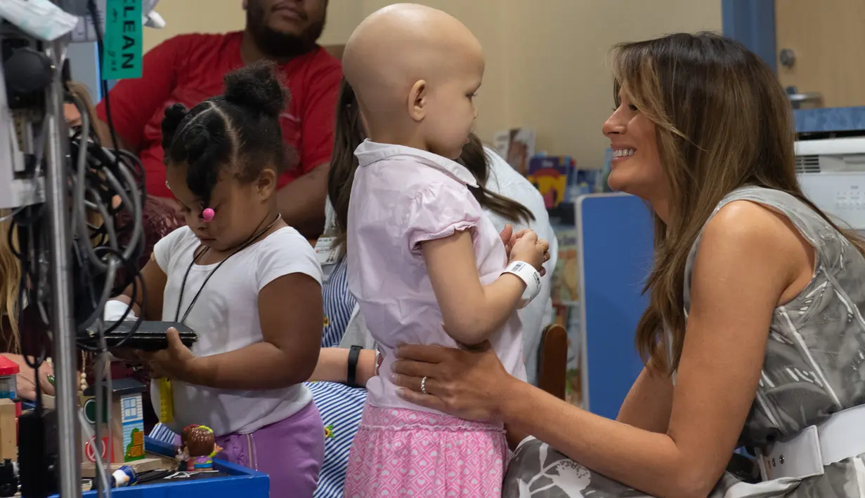 Ibu Negara AS, Melania Trump berbincang dengan pasien anak, Essence Overton saat mengunjungi Rumah Sakit Anak Monroe Carell Jr. di Nashville, Selasa (24/7). Kedatangan Melania untuk berdiskusi terkait Neonatal Abstinence Syndrome (NAS). (AFP/SAUL LOEB)
