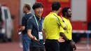 Pelatih kepala Timnas Indonesia U-23, Shin Tae-yong melakukan protes terhadap asisten wasit saat laga semifinal sepak bola SEA Games 2021 antara Thailand melawan Indonesia di Stadion Thien Truong, Nam Dinh, Vietnam, Kamis (19/5/2022). (Bola.com/Ikhwan Yanuar)