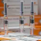 Kandidat vaksin Sinovac Biotech LTD untuk virus corona Covid-19 diperlihatkan dalam Pameran Internasional China untuk Perdagangan Jasa (CIFTIS) di Beijing pada 6 September 2020. Untuk pertama kalinya, China akhirnya resmi memamerkan produk dalam negeri vaksin COVID-19. (NOEL CELIS/AFP)