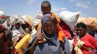 Ekpresi ibu dan anak warga Somalia yang mengungsi akibat kekeringan dan kelaparan di daerah Tabelaha di pinggiran Mogadishu, Somalia (30/3). Negara yang terletak di tanduk Afrika ini, memiliki populasi 12 juta penduduk. (AP Photo/Farah Abdi Warsameh)