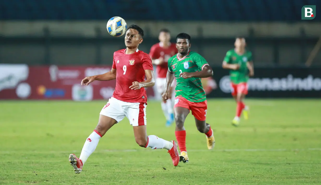 Pemain Timnas Indonesia, Dimas Drajad (kiri) berusaha mengontrol bola saat melawan Bangladesh pada laga uji coba FIFA Matchday antara Timnas Indonesia menghadapi Bangladesh di Stadion Si Jalak Harupat, Bandung, Rabu (1/6/2022) malam WIB. (Bola.com/M. Iqbal Ichsan)